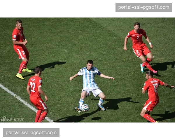 “特写：客场球迷区配备便携式设备充电站与高速Wi-Fi，改善客队球迷数字体验”