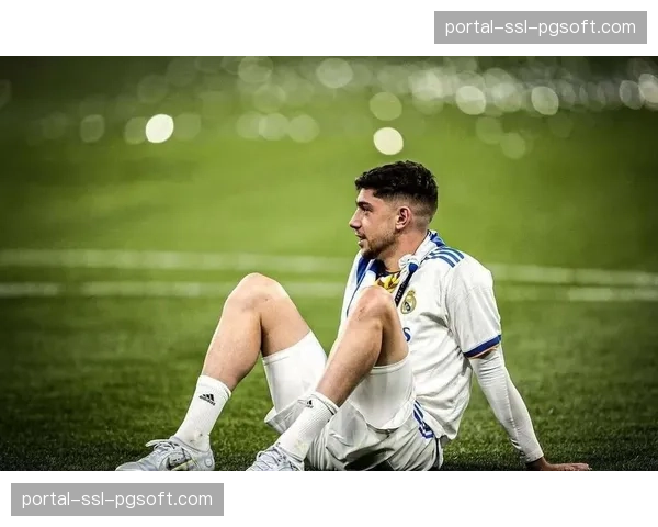 特写镜头：巴尔韦德中场抢断后60米奔袭助攻，完成经典反击进球